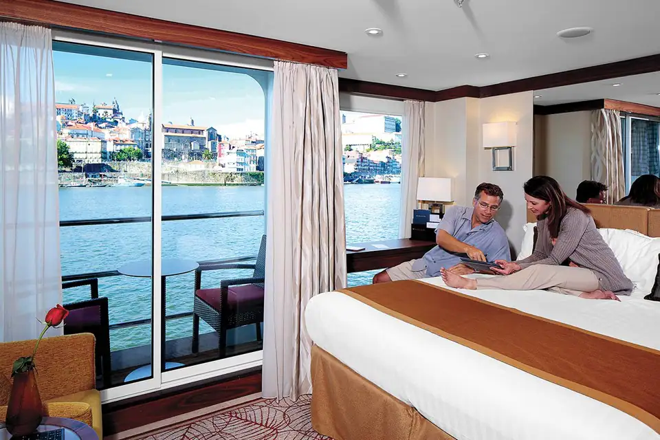 ataglance_amavida_spaciousstaterooms.webp