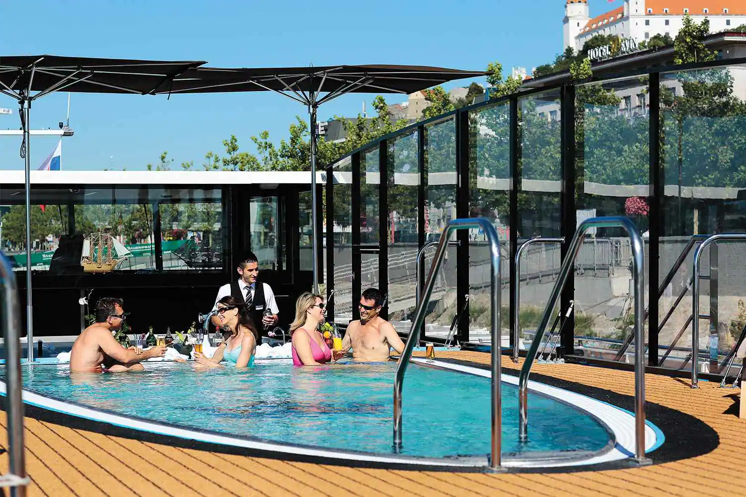 ship_5_sundeckpool_gallery.webp